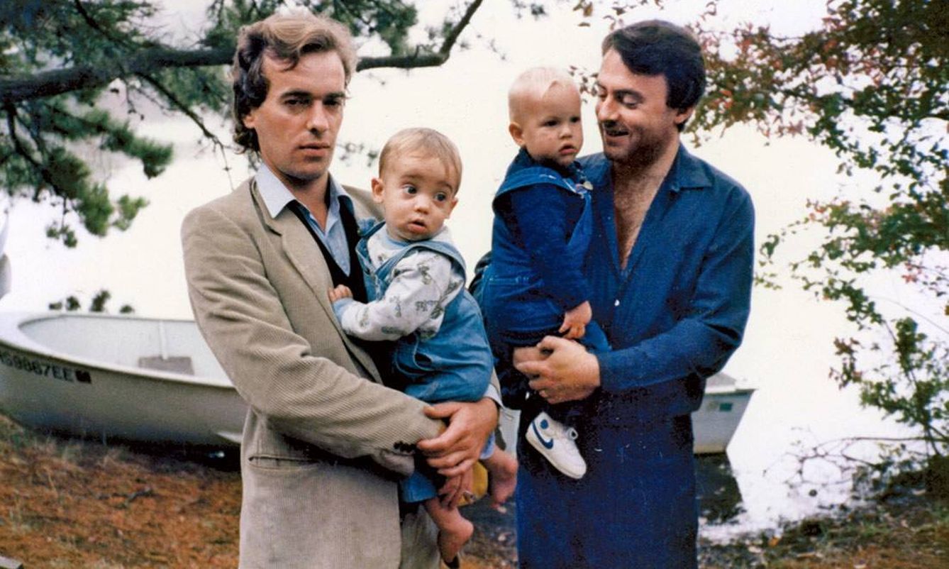 Martin Amis y Christopher Hitchens con su descendencia en una imagen publicada en 'Hitch 22'. (Debate)
