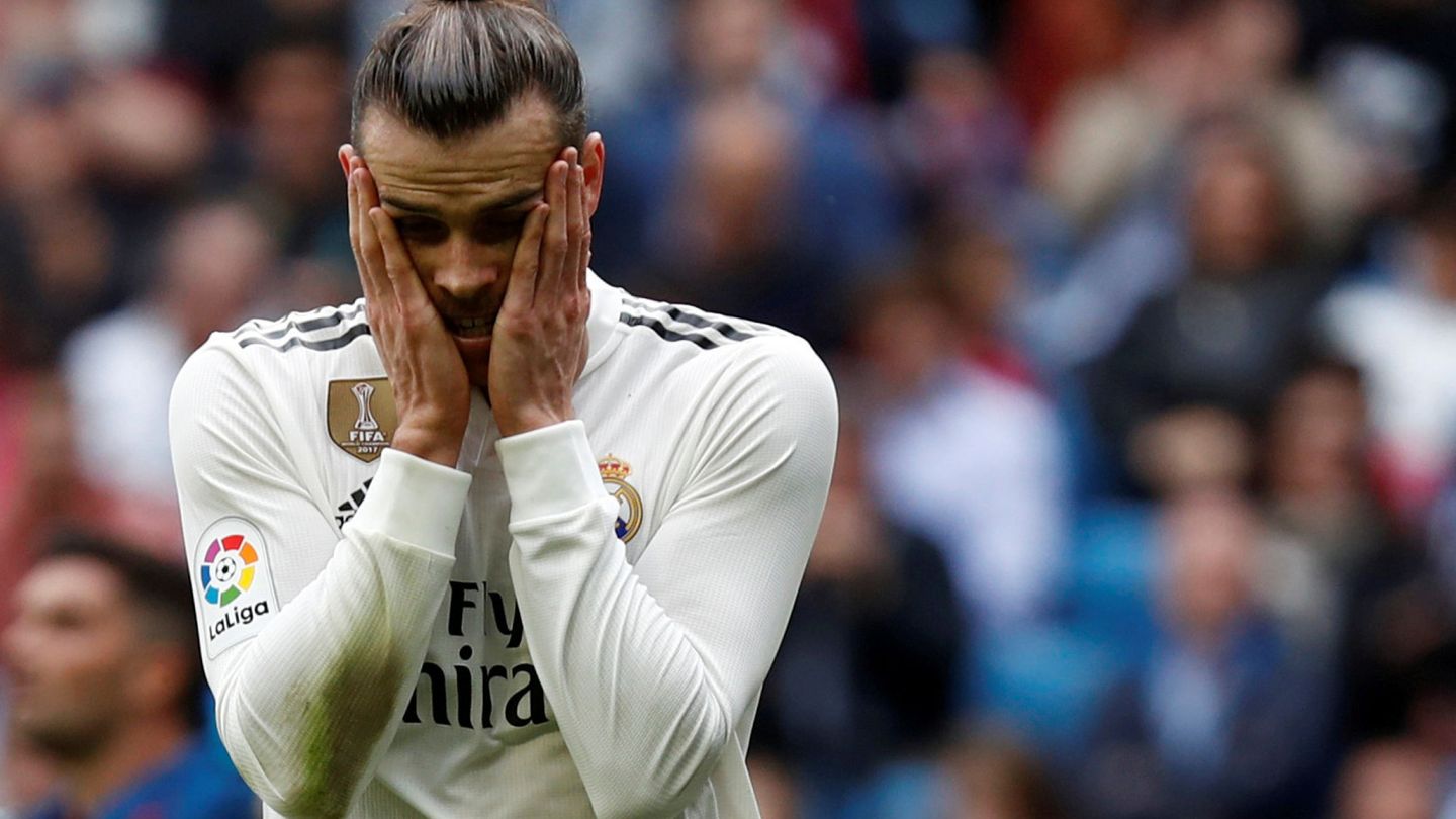 Bale se lleva las manos a la cara tras una jugada. (Reuters/Susana Vera)