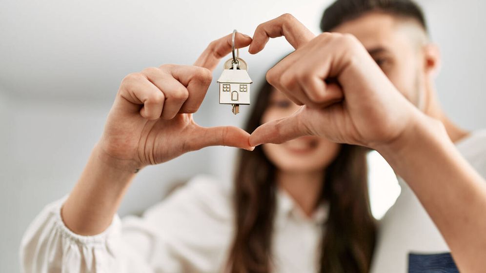Foto: ¿Se puede poner la vivienda a nombre de dos personas si solo la va a pagar uno? (Foto: iStock)