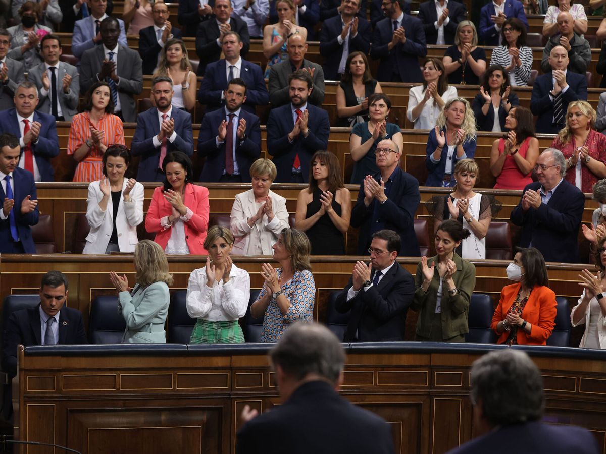 Foto: El presidente del Gobierno, Pedro Sánchez (i), aplaudido por una parte del hemiciclo durante el debate sobre el estado de la nación. (EFE/Kiko Huesca)
