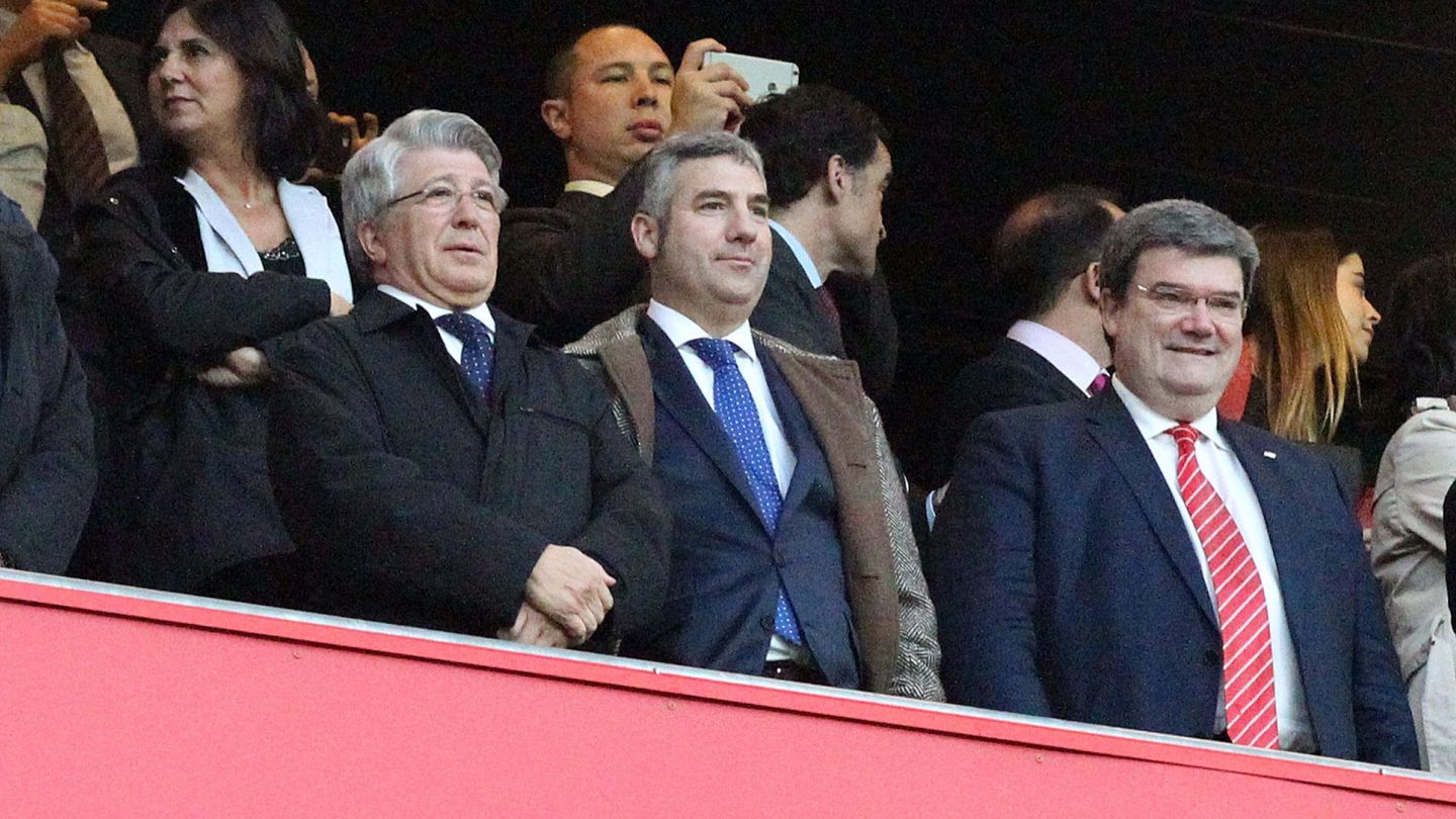 Juan Mari Aburto, alcalde de Bilbao, a la izquierda de Josu Urrutia, presidente del Athletic, en el palco de San Mamés. (EFE)