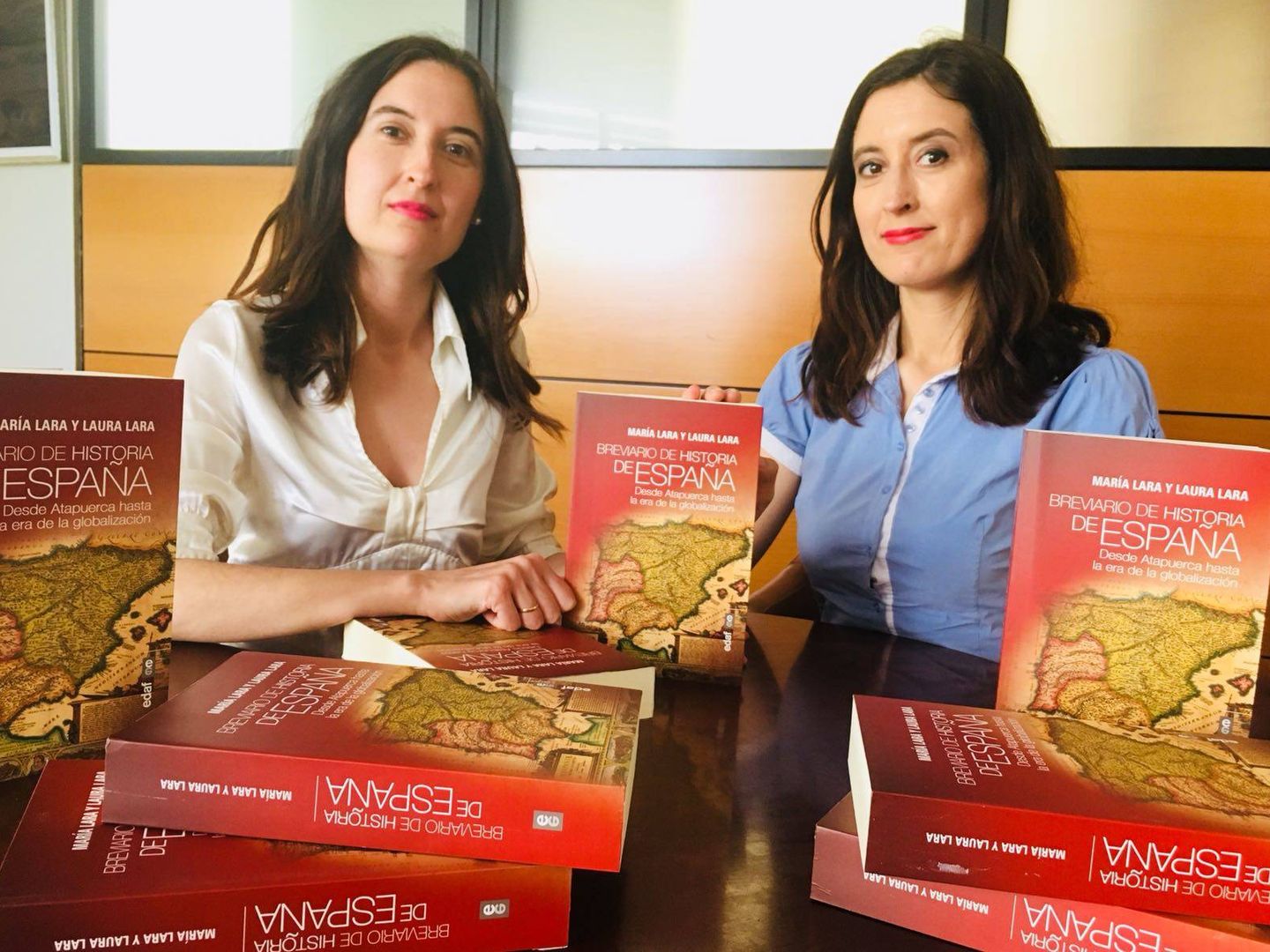 Las hermanas Lara Martínez con su último libro 'Breviario de la Historia de España'