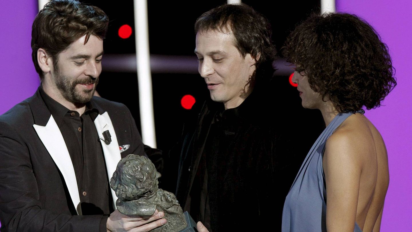 Fele Martínez y Judith Diakhate recogen el Goya al mejor cortometraje de ficción por su trabajo en 'Dime que yo', de Mateo Gil, de manos del actor Eduardo Noriega en 2008. (EFE)