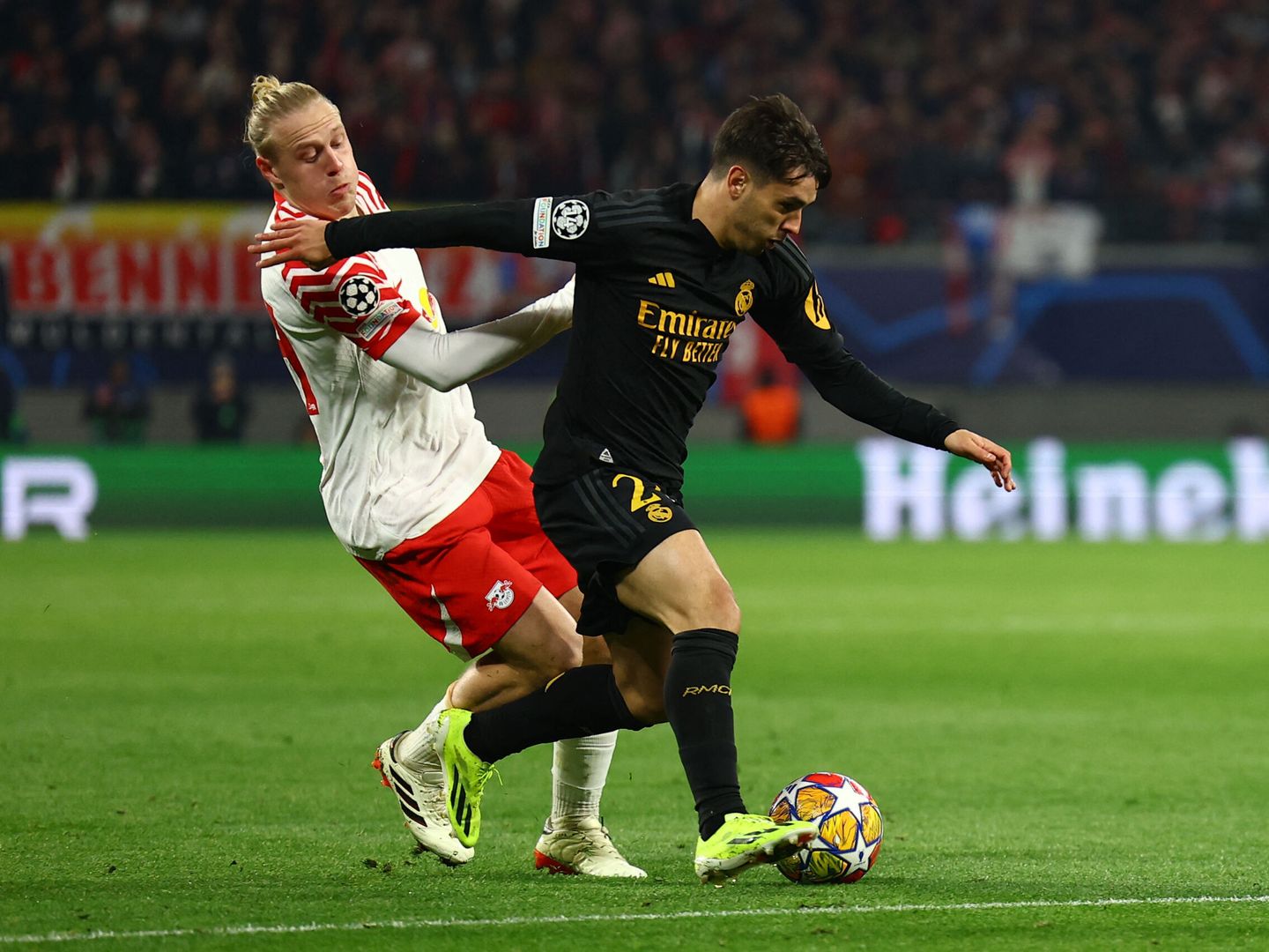 Brahim Díaz se lleva un balón ante Schlager en el partido contra el Leipzig. (Reuters/Lisi Niesner)