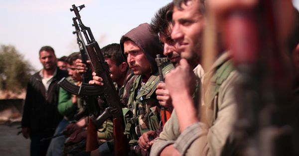 Foto: Miembros de las Fuerzas de Siria Democrática (SDF) esperan para entrar en combate en el norte de Raqqa, el 8 de marzo de 2017 (Reuters)
