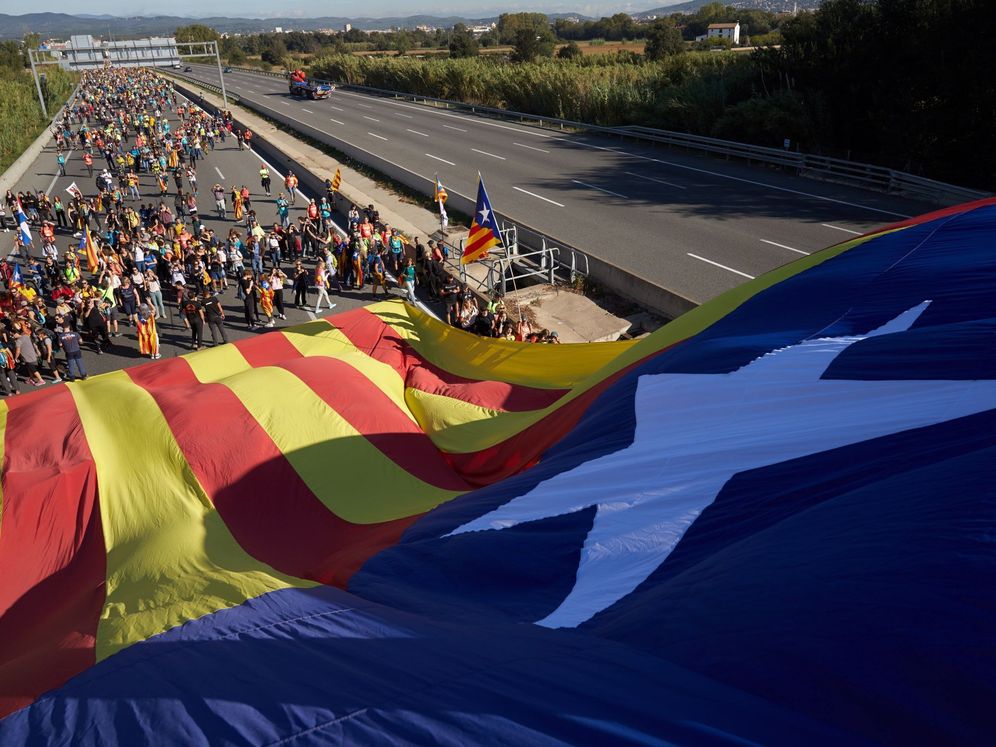Foto: Una marcha independentista, cortando la AP-7 en Girona. (EFE)