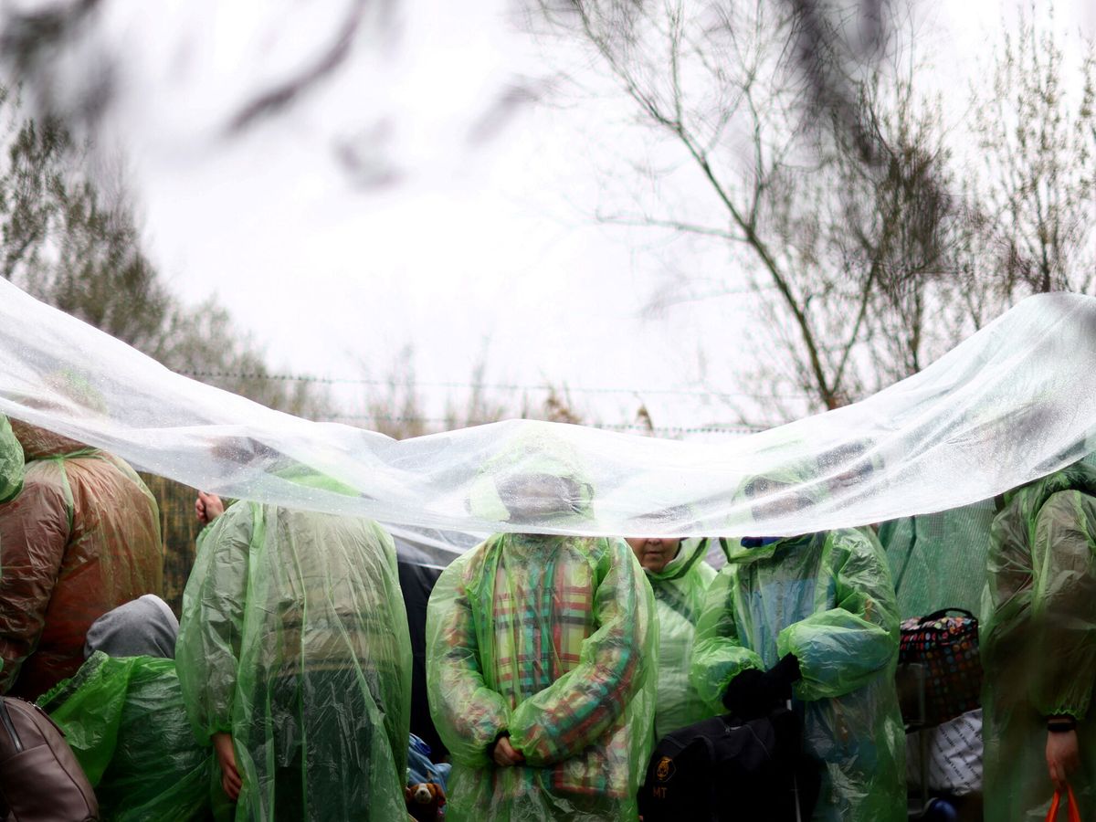 Foto: Refugiados ucranianos esperan en fila para cruzar la frontera de Polonia en un puesto de control en Shehyni, Ucrania. (Reuters/Hannah McKay)