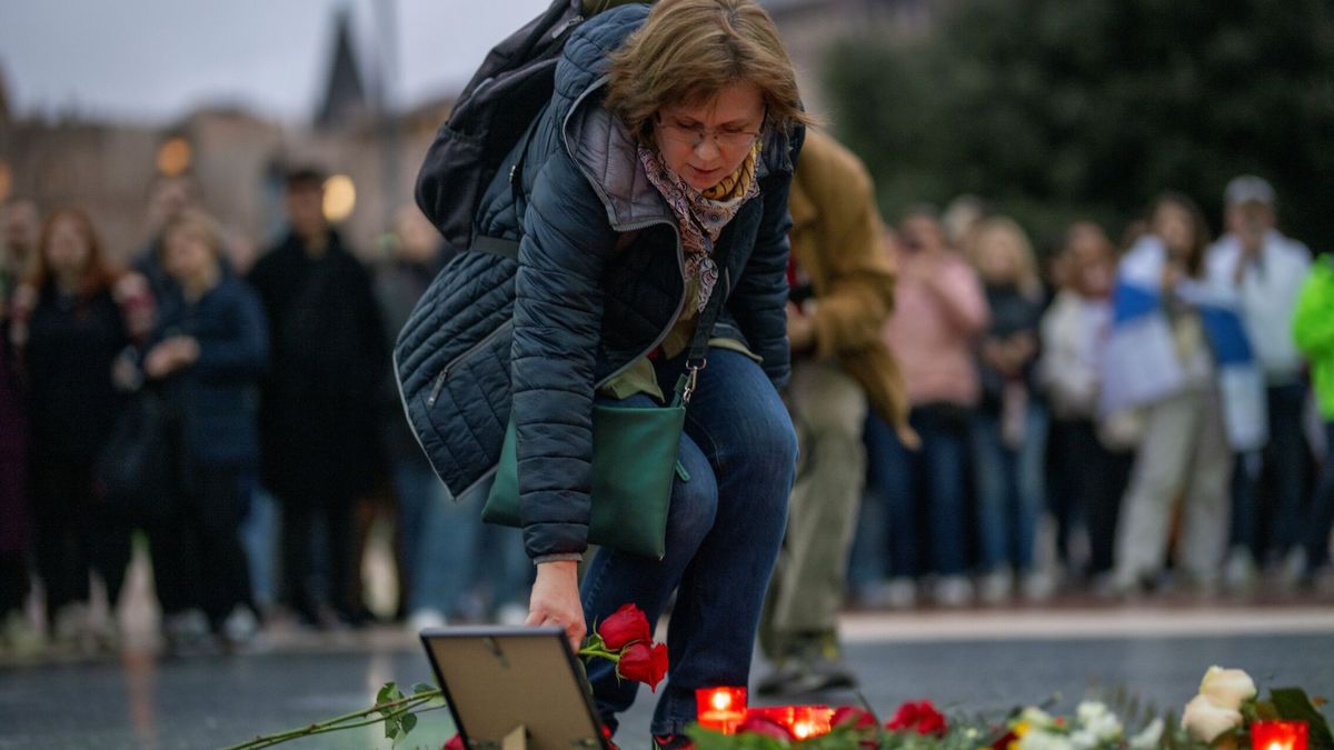 Destrozan un memorial de Navalni ante la mirada de la policía rusa