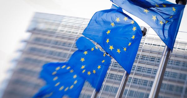 Foto: Banderas de la Unión Europea (UE) ondean frente a la sede de la Comisión Europea en Bruselas, Bélgica, en una foto de archivo realizada el 26 de junio de 2018. (EFE)