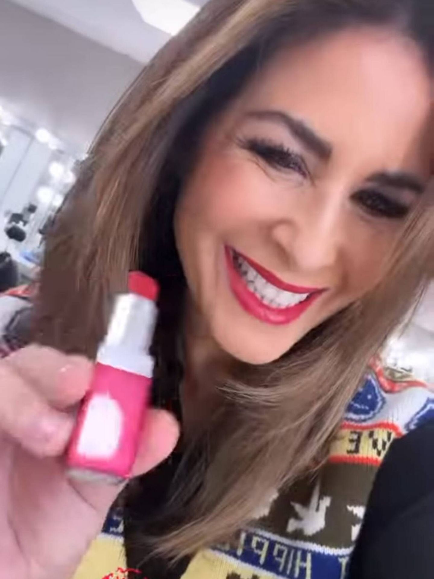 Nuria Roca muestra cuál es el labial rojo que más está usando. (Instagram/@nuriarocagranell)