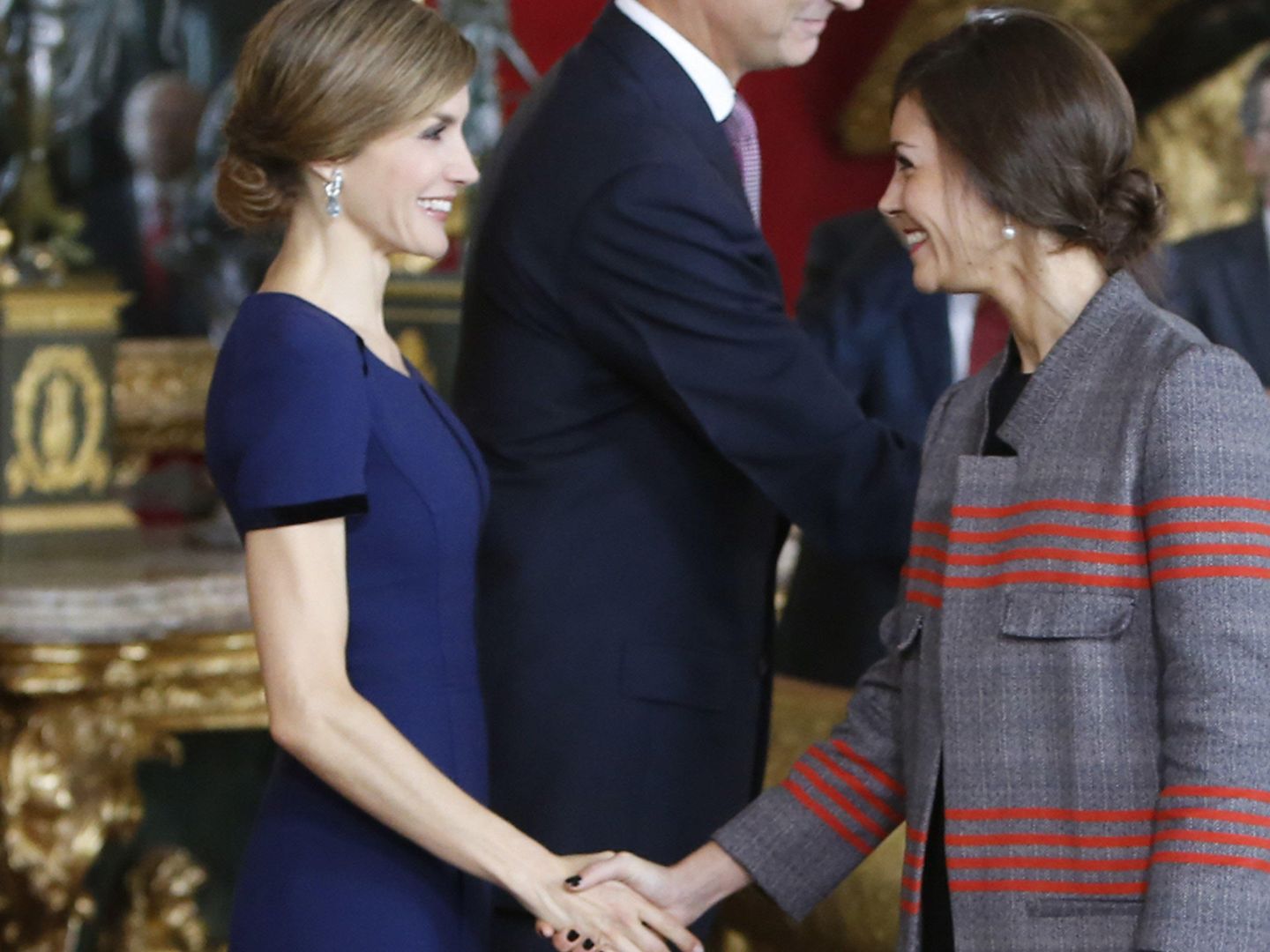 Eva Fernández, saludando a la reina Letizia. (Gtres)