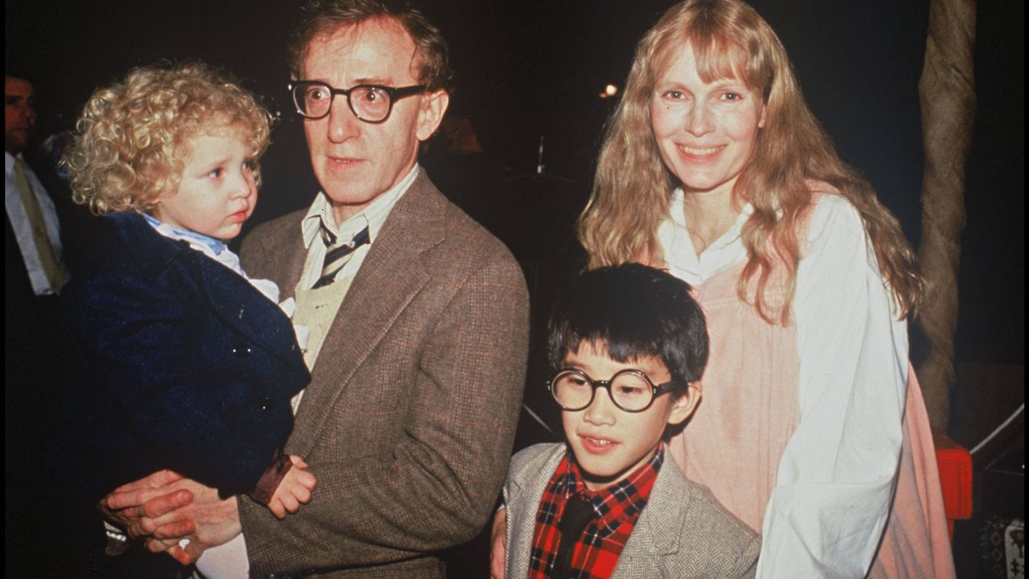 Woody y Mia junto a sus hijos Dylan y Moses. (Gtres)