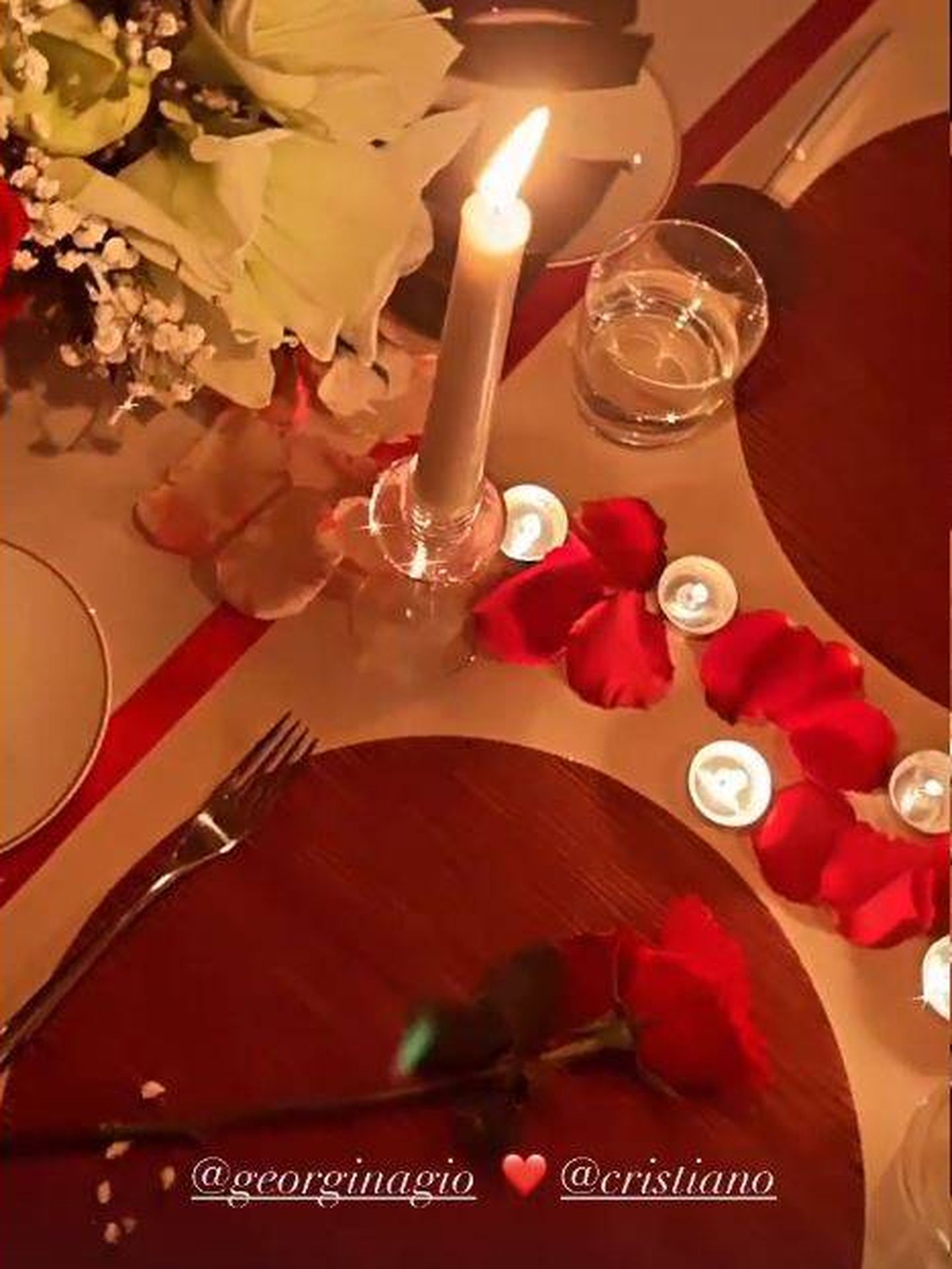 Romántica cena a la luz de las velas organizada por Cristiano. (Redes)