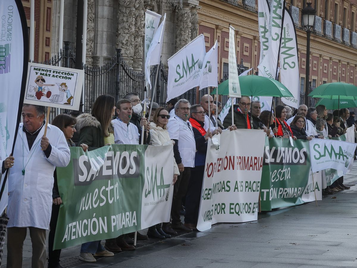 Foto: Médicos y pediatras, convocados por el Sindicato Médico Andaluz. (EFE/José Manuel Vidal)