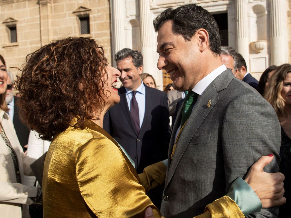 Foto: La ministra de Hacienda, María Jesús Montero, saluda al presidente de la Junta de Andalucía, Juanma Moreno. (EFE/Raúl Caro)