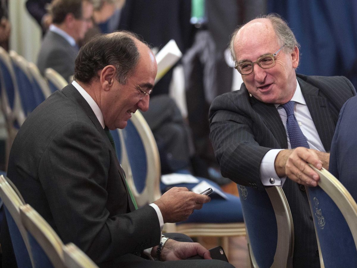 Foto: Foto de archivo del presidente de Iberdrola junto con el presidente de Repsol. (Reuters)