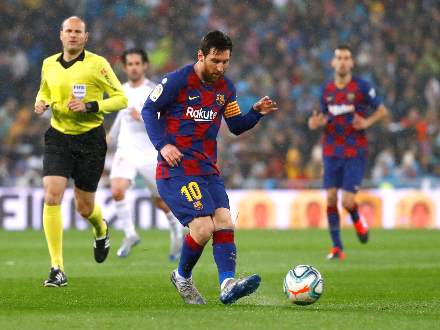 Messi da un pase en los primeros minutos del Clásico entre el Real Madrid y el FC Barcelona. (Reuters)