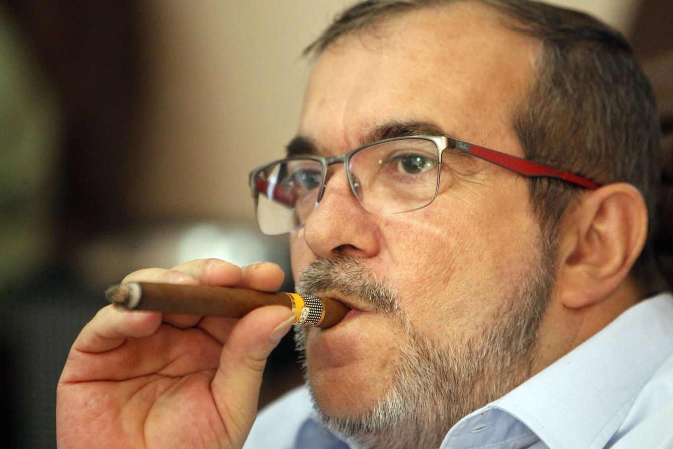 El máximo líder de las FARC, Timoleón Jiménez, 'Timochenko', fuma un tabaco cubano. (EFE)
