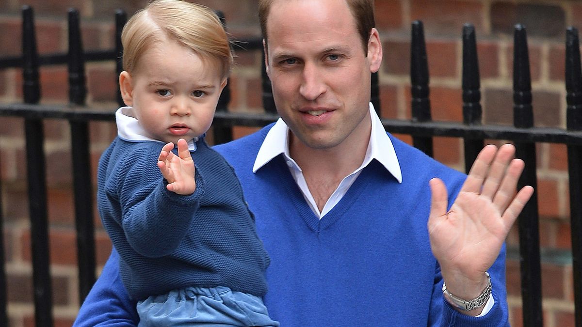 Los duques de Cambridge reciben las primeras visitas para ver a su hija