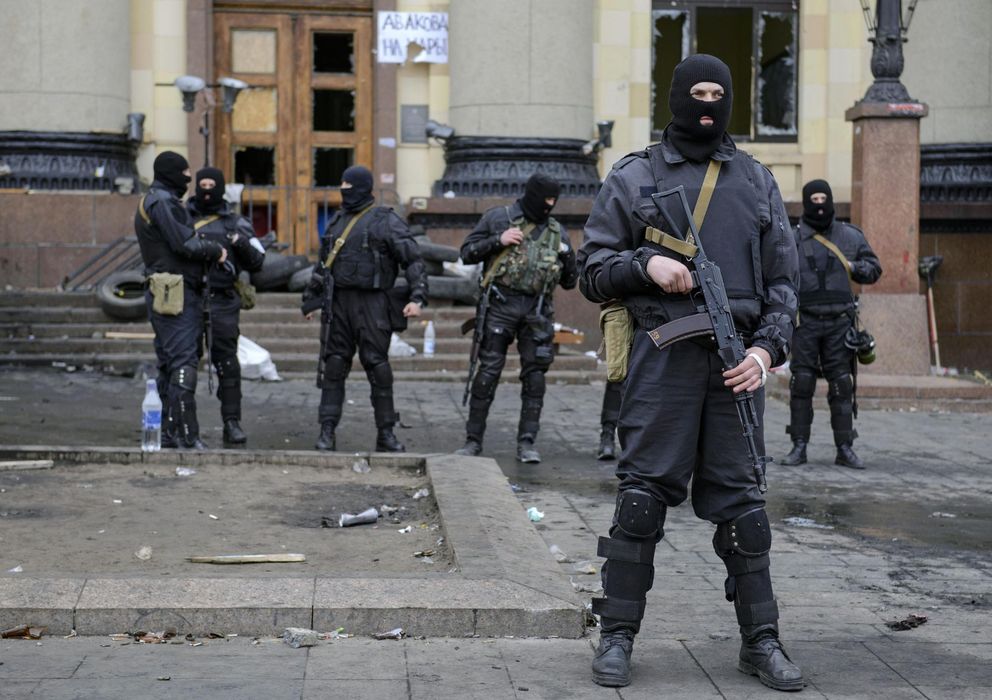 Foto: Fuerzas Especiales de Ucrania protegen un edificio administrativo en Kharkiv, al este de Ucrania, donde se ha lanzado una operación antiterrorista (Reuters).