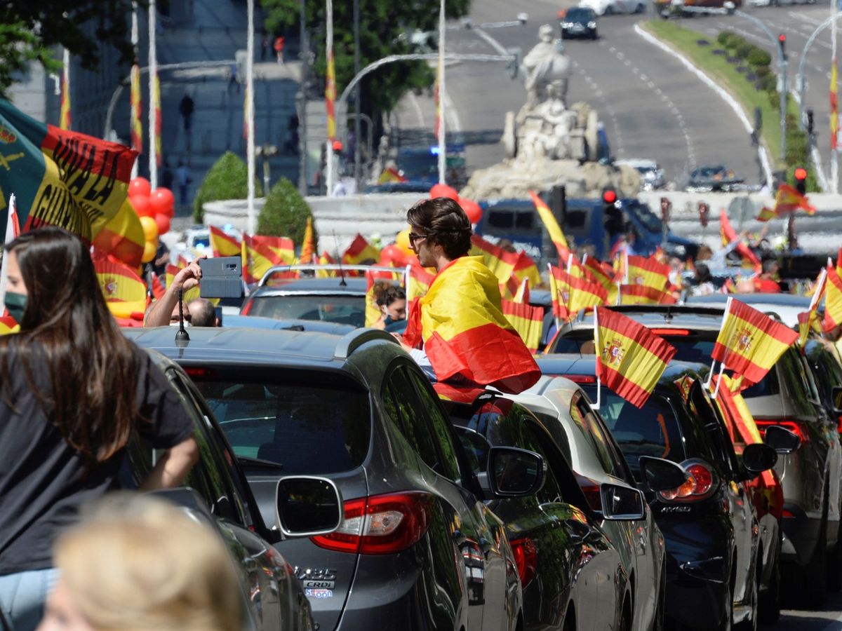 Foto: Manifestación en coche en la plaza de Cibeles en Madrid que Vox promovió el pasado fin de semana contra la gestión del Gobierno. (EFE) 