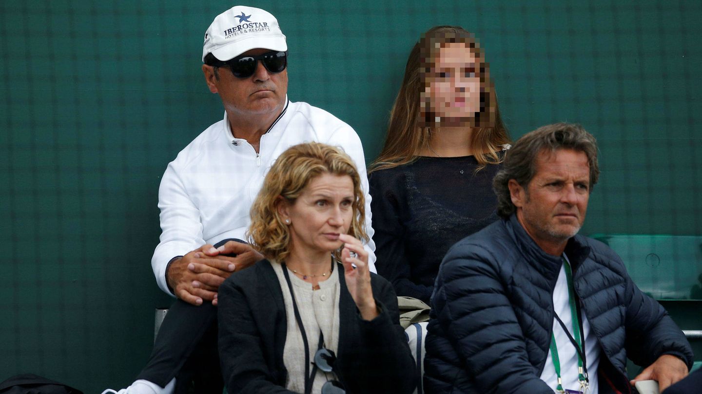 Joana María Vives, en primera fila, Toni Nadal y su hija Marta, a su izquierda. (EFE)