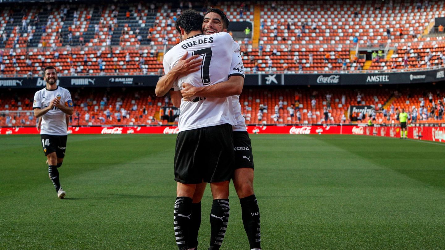 Carlos Soler y Gonçalo Guedes, celebrando un gol en Mestalla (EFE/Biel Aliño)