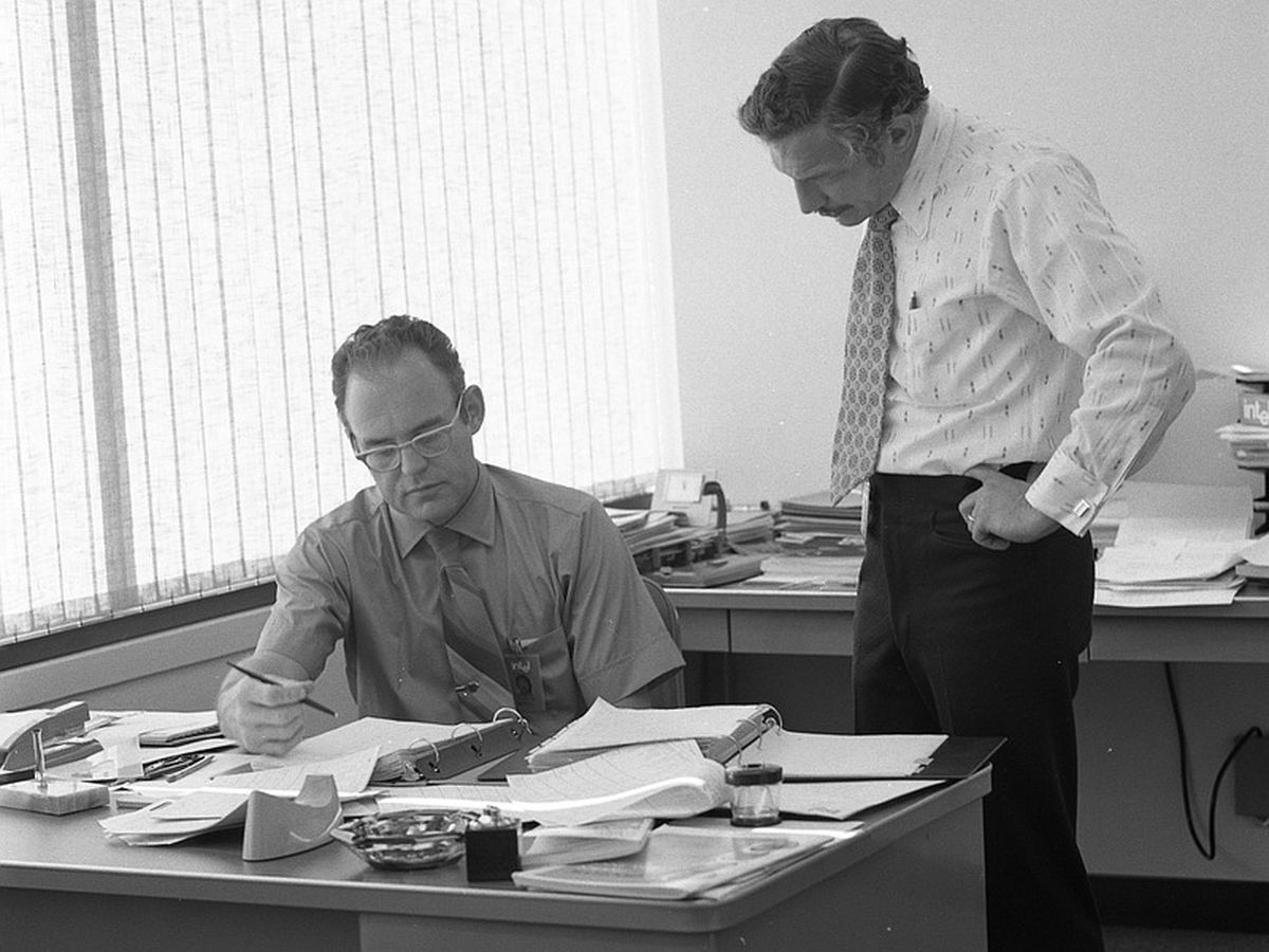 Foto: Gordon Moore (i) y Robert Noyce (d), cofundadores de Intel, en la sede de la compañía en 1970. (Cedida)