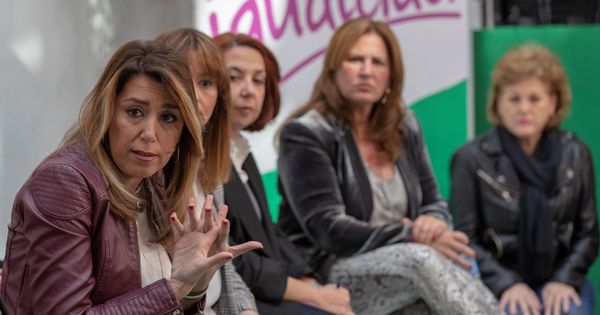 Foto: La secretaria general del PSOE de Andalucía, Susana Díaz (c), durante el encuentro con colectivos de mujeres con motivo del Día de la Igualdad Salarial. (EFE)