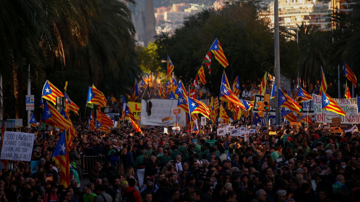 Directo | El mensaje de Puigdemont en la marcha: "No hay barrotes que nos disuadan"