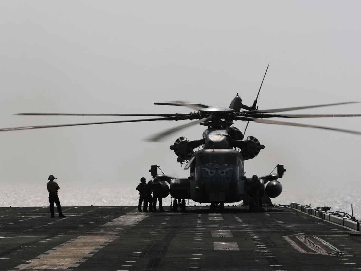 Foto: Un helicóptero CH-53E Super Stallion em ima nase de Oman, en 2019. (REUTERS / Ahmed Jadallah)