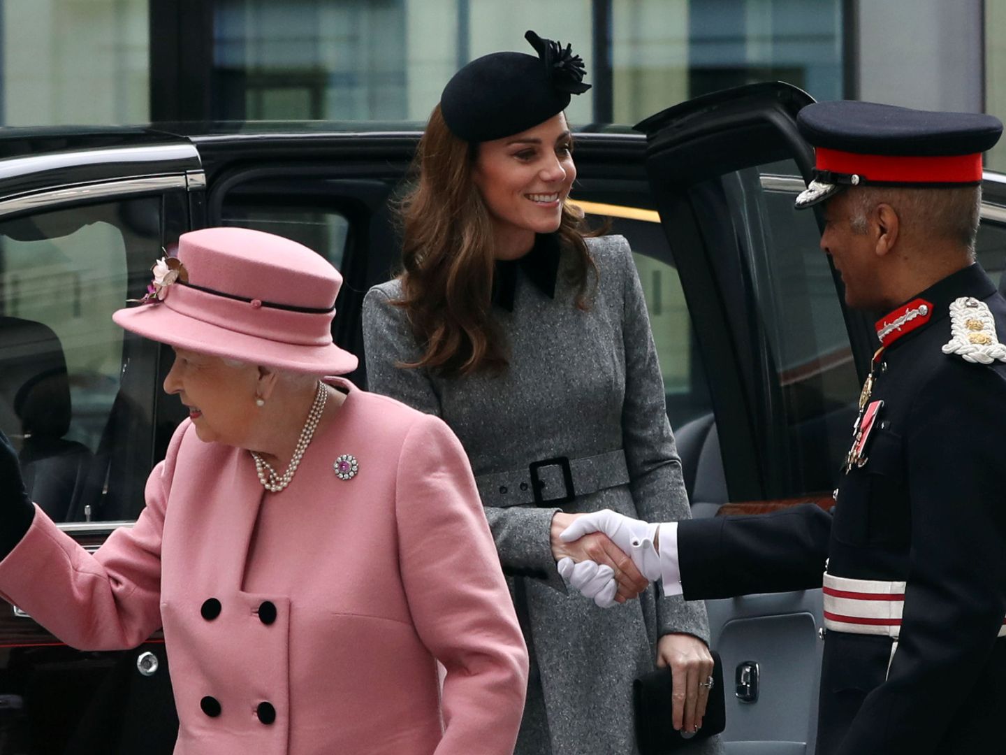 La reina Isabel y Kate Middleton en su visita al King's College. (Reuters)