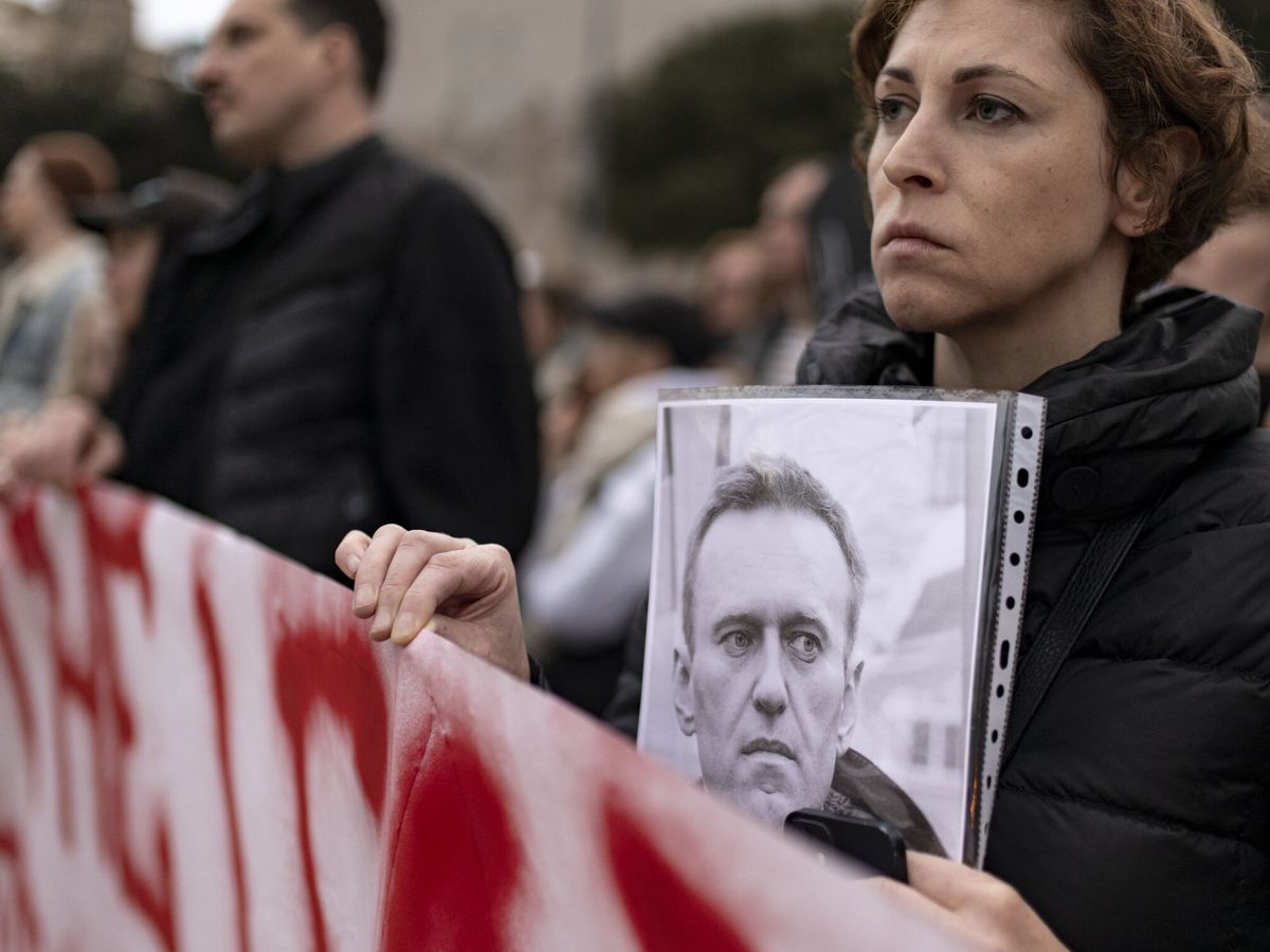 Foto: Una mujer en una concentración tras la muerte de Navalni