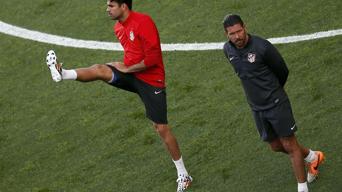 Diego Costa y Simeone, durante un entrenamiento del Atlético. (Reuters)