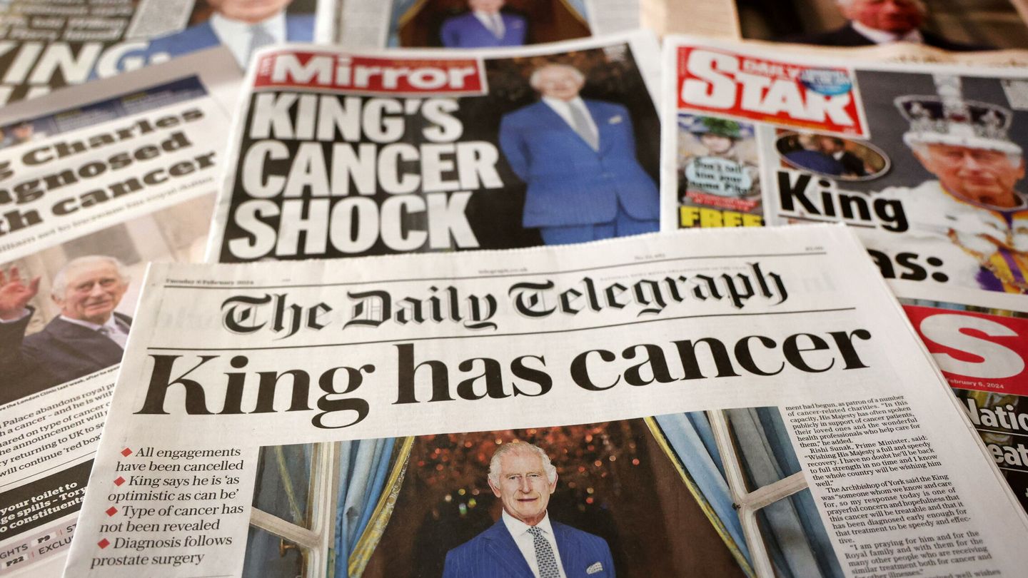 Las portadas de los medios ingleses informan del cáncer del rey. (Reuters)