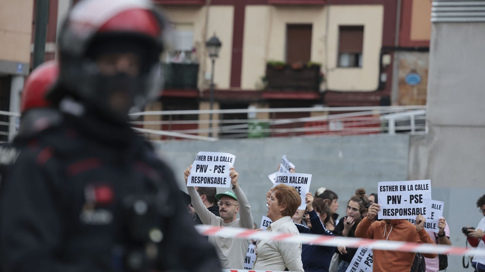 Ejecutado el desahucio de una mujer de su vivienda en Bilbao entre protestas