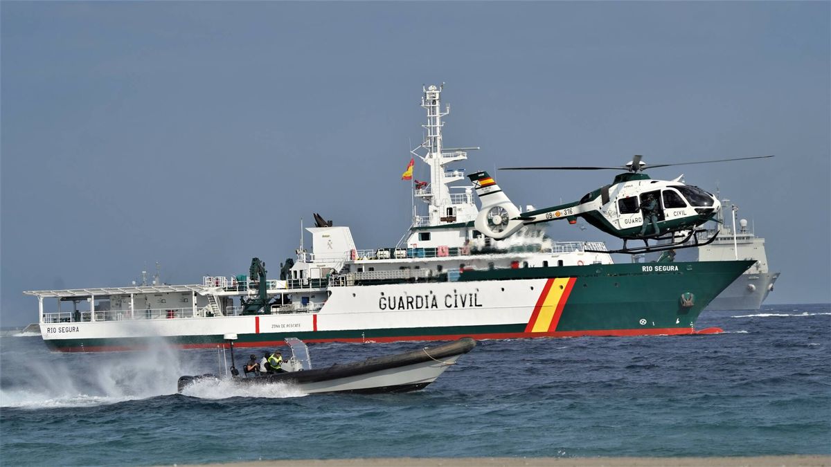 Una patrullera de la Guardia Civil colisiona con una baliza del aeropuerto de Gibraltar