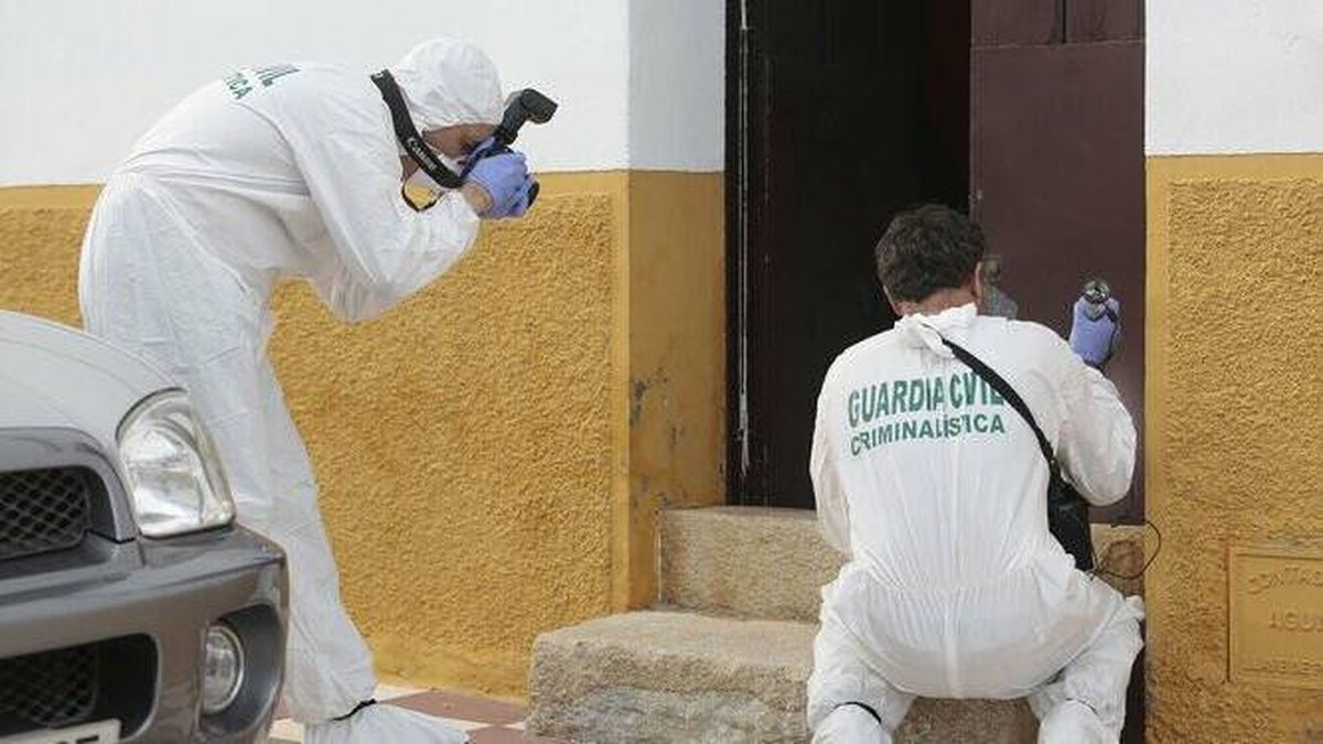 Misterioso caso en Málaga: hallan un cadáver amortajado en un ataúd lleno de tierra