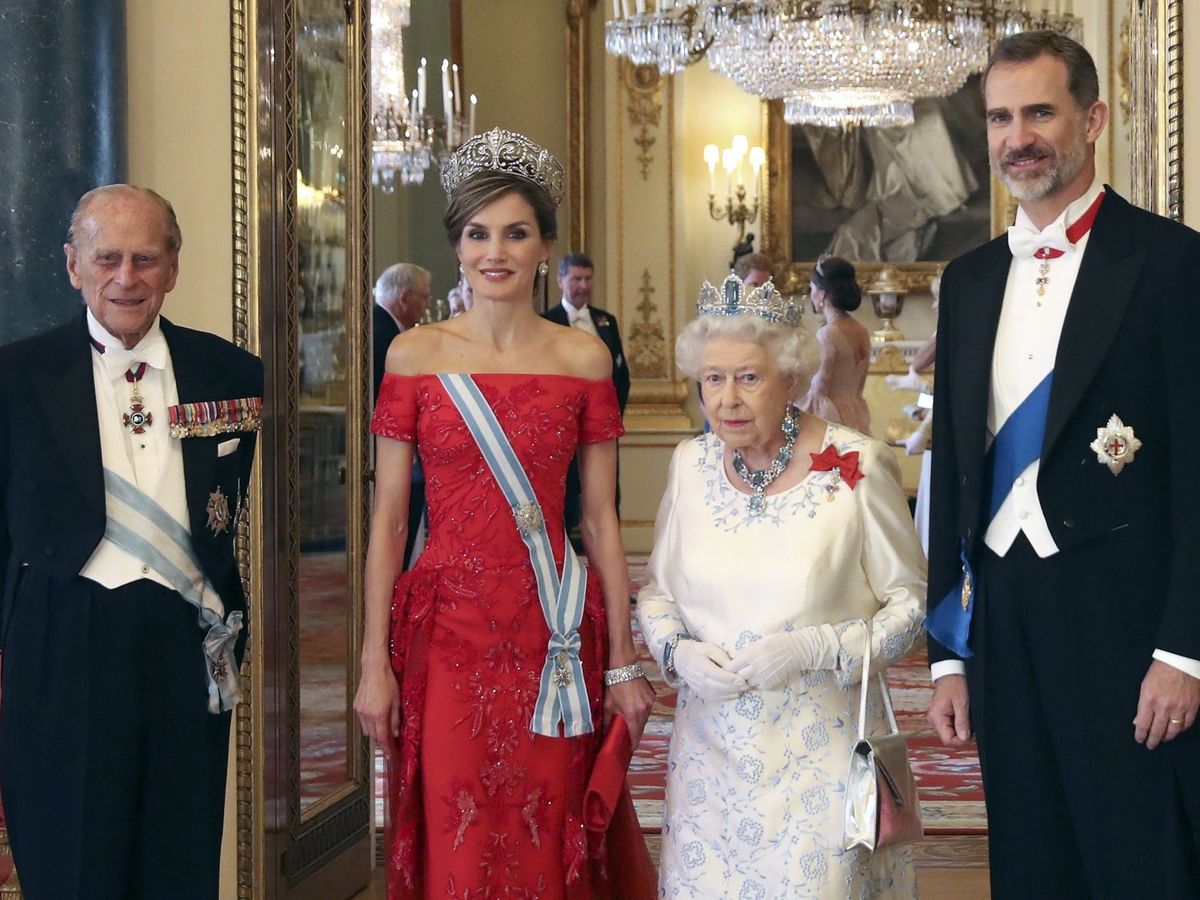 Foto: Una fotografía de archivo del duque de Edimburgo junto a la reina Letizia, la reina Isabel II y el rey Felipe VI en 2017. (EFE/Ballesteros)