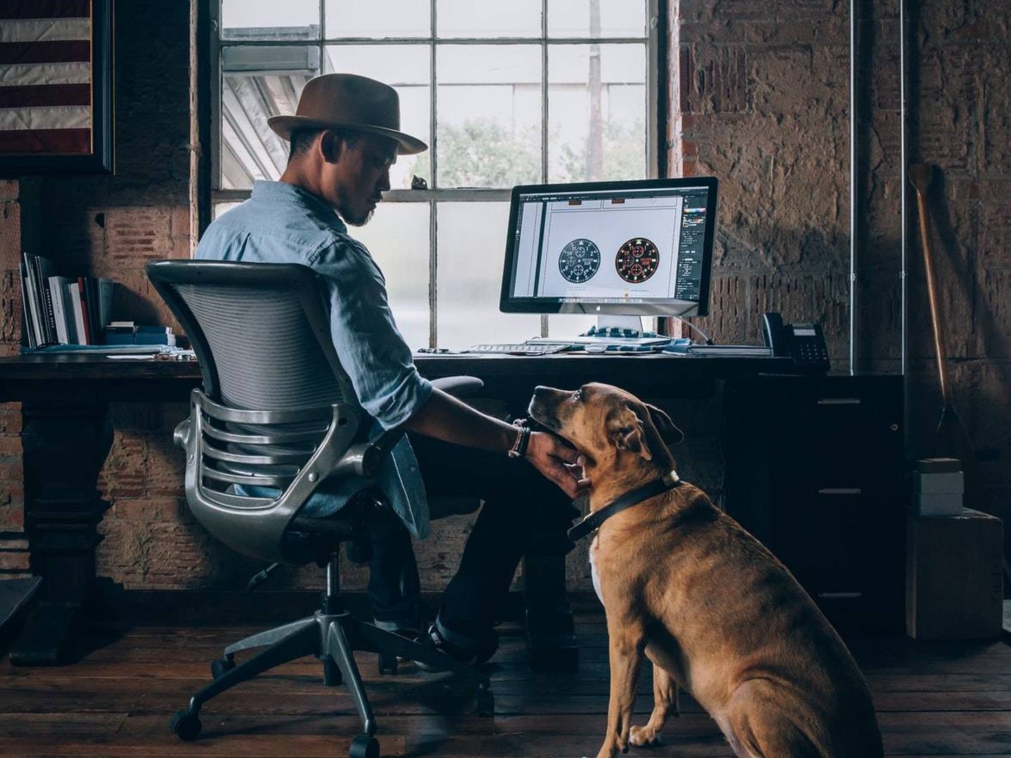 Un estudio revela que acudir a la oficina acompañado de tu mascota aumenta la productividad. (Foto: Unsplash - Devin Edwards)