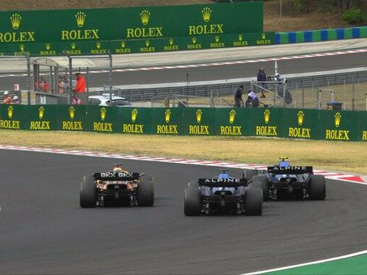 Foto: El momento en que Ricciardo pasa a los dos Alpine tras la maniobra de Ocon. (F1)