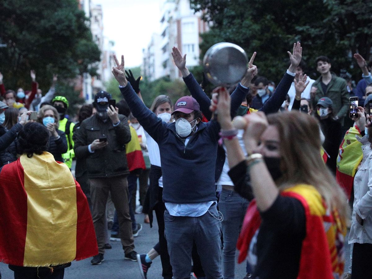 Foto: Vecinos del madrileño barrio de Salamanca participan en una protesta contra el Gobierno. (EFE)
