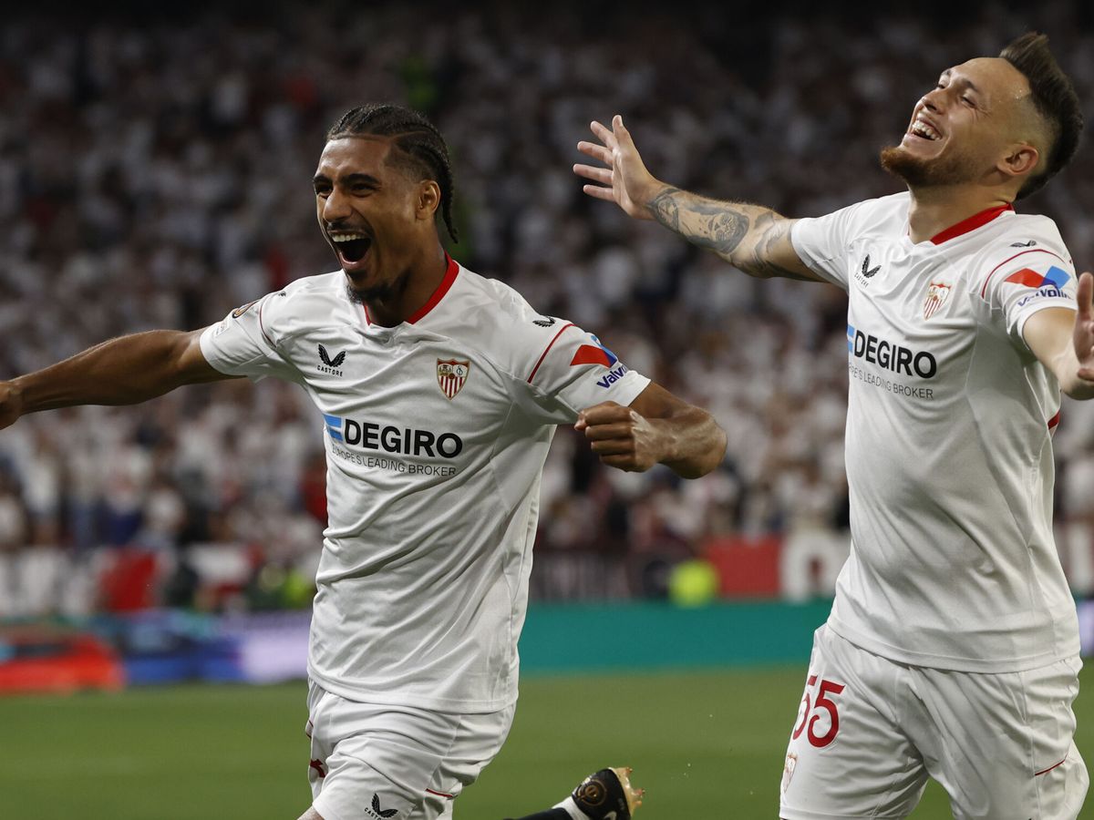 Foto: Badé celebra el segundo gol del Sevilla. (EFE/Julio Muñoz)