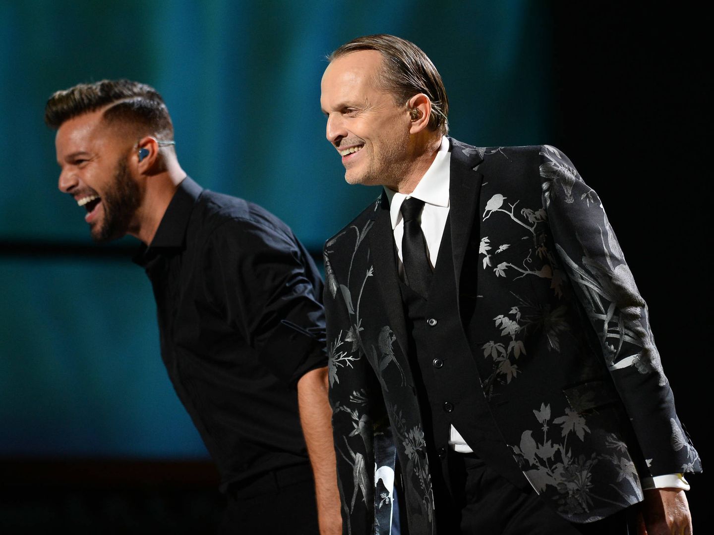 Miguel Bosé y Ricky Martin, actuando juntos en los Grammy. (Getty)
