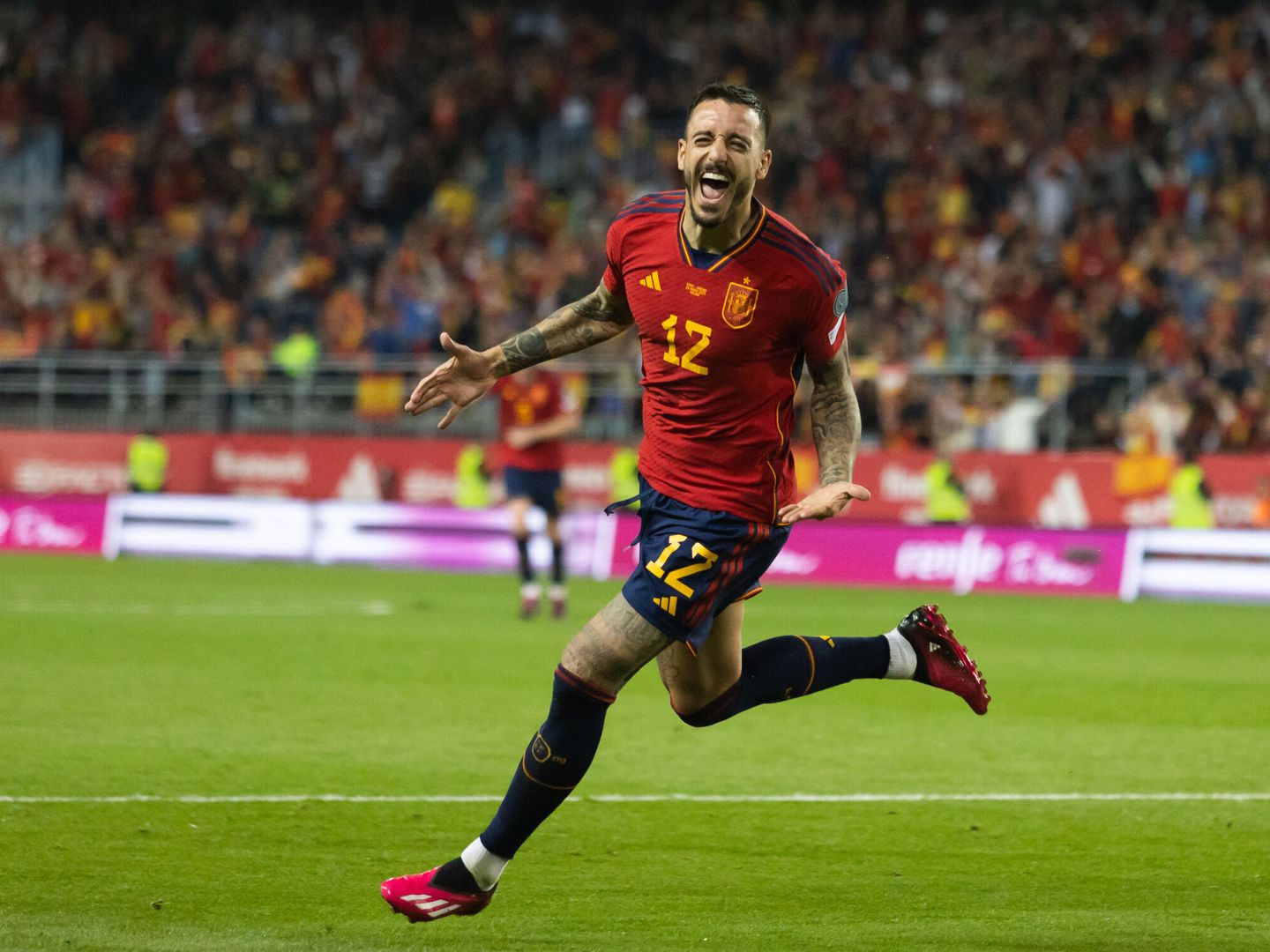 Joselu celebra un gol en el partido entre España y Noruega. (EFE/Carlos Díaz)