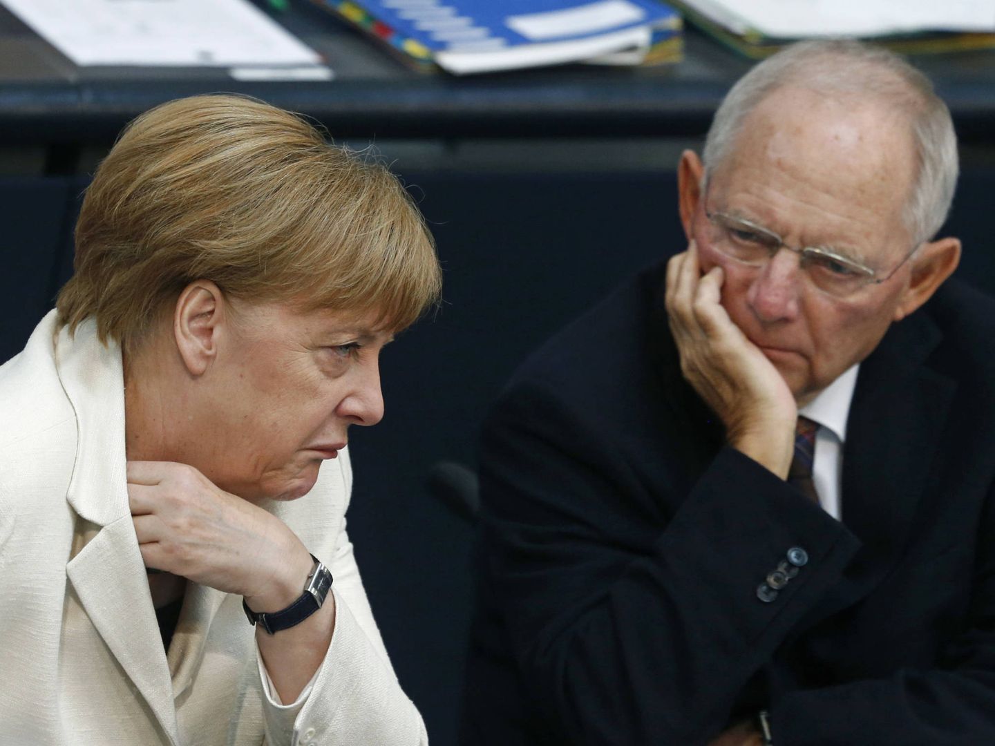 El ministro Schäuble con la Canciller Angela Merkel durante una reunión en el Bundestag, en julio de 2016. (Reuters)