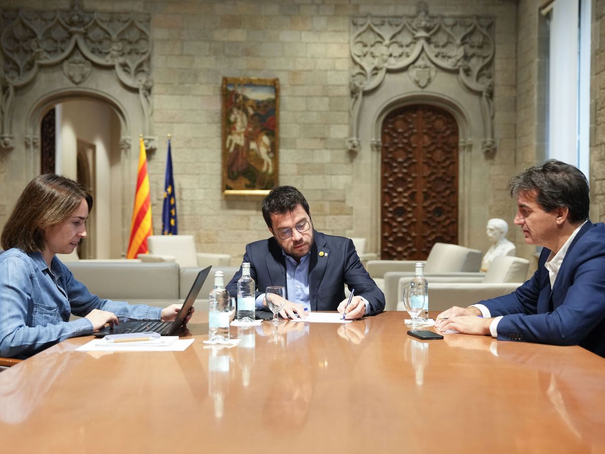 Foto: El presidente de Cataluña, Pere Aragonès, con su equipo. (EFE/Alejandro García)