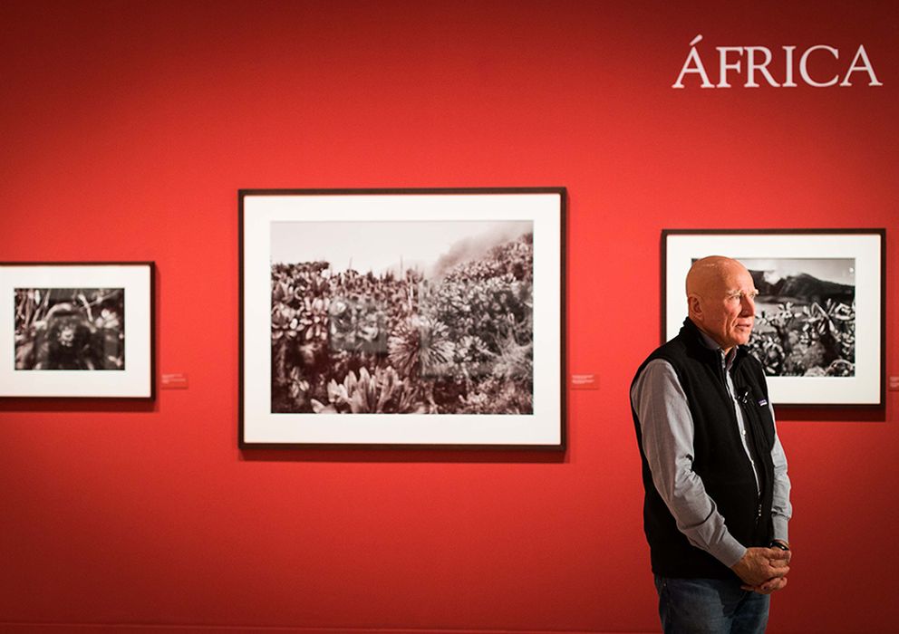 Foto: Sebastiao Salgado en la sala dedicada a las fotografías sobre África. 
