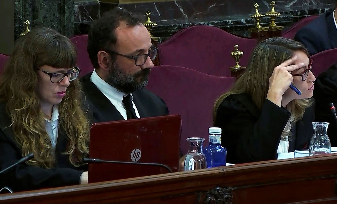 GRAF932. MADRID, 30 04 2019.- Imagen tomada de la señal institucional de Tribunal Supremo de Marina Roig (d), abogada de Cuixart; y Olga Arderiu, abogada de Carme Forcadell (i), durante la 38 jornada del juicio del 'procés' con el testimonio de 17 