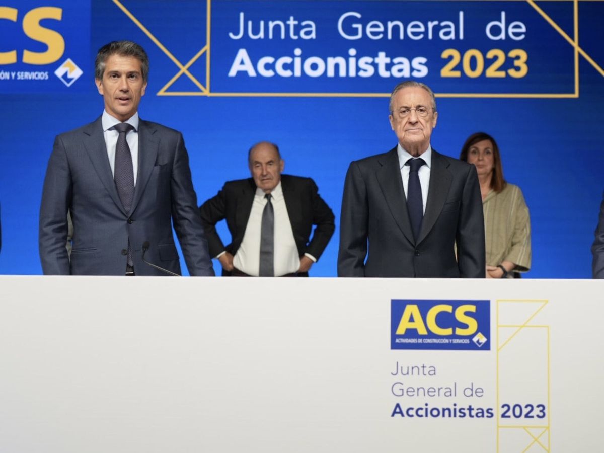 Foto: El presidente de ACS, Florentino Pérez (d) y el consejero delegado, Juan Santamaría